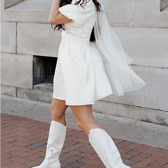 David’s bridal gown - never worn. Size 8, only tried on in bridal salon. - Picture 6 of 6